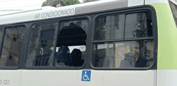 Passageira é baleada dentro de ônibus durante confronto policial no Rio