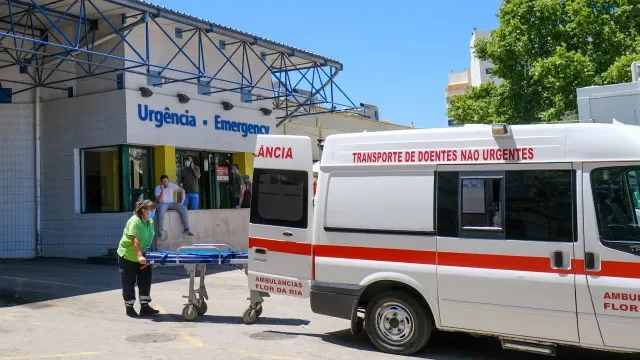 Doentes urgentes esperam 16h para serem atendidos no Hospital de Faro