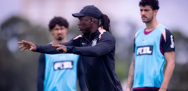 Seedorf faz treinos curtos e foca em mudar clima tóxico no Corinthians