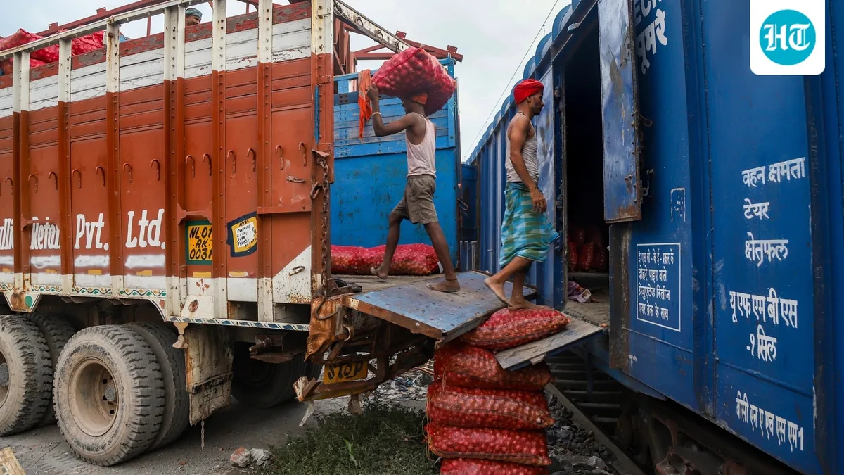'Kanda Express' with 453 tonnes of onion from Nashik reaches Delhi to help cool prices