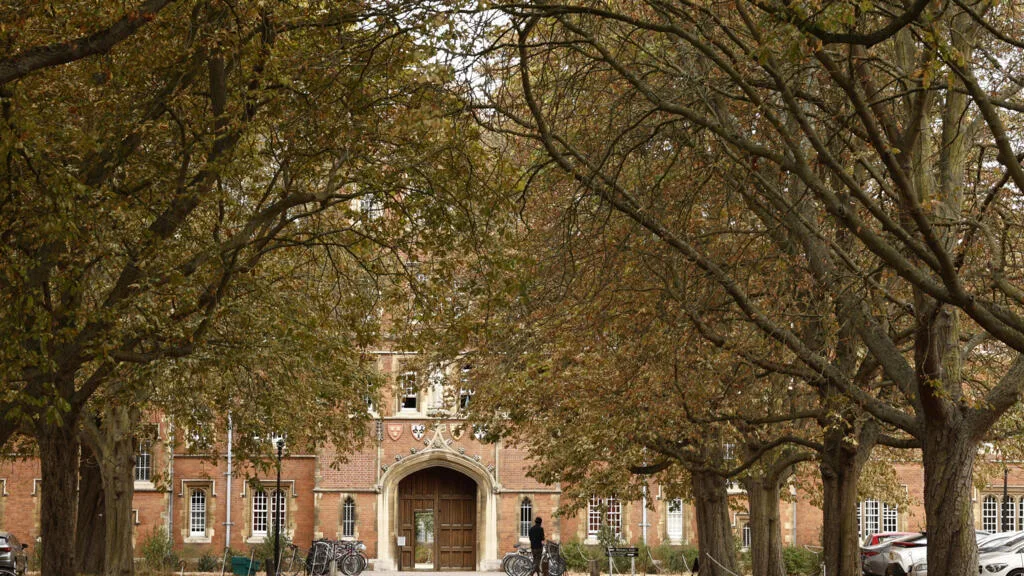 Après la mort d'un ex-professeur de Cambridge, ses proches dénoncent une "campagne de harcèlement"