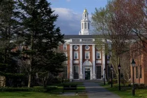 Juiz arquiva processo do governo Trump contra Harvard por antissemitismo