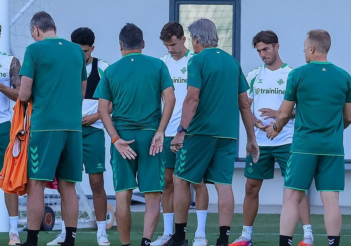 El Betis vuelve al trabajo en la ciudad deportiva con Losada y Pablo García