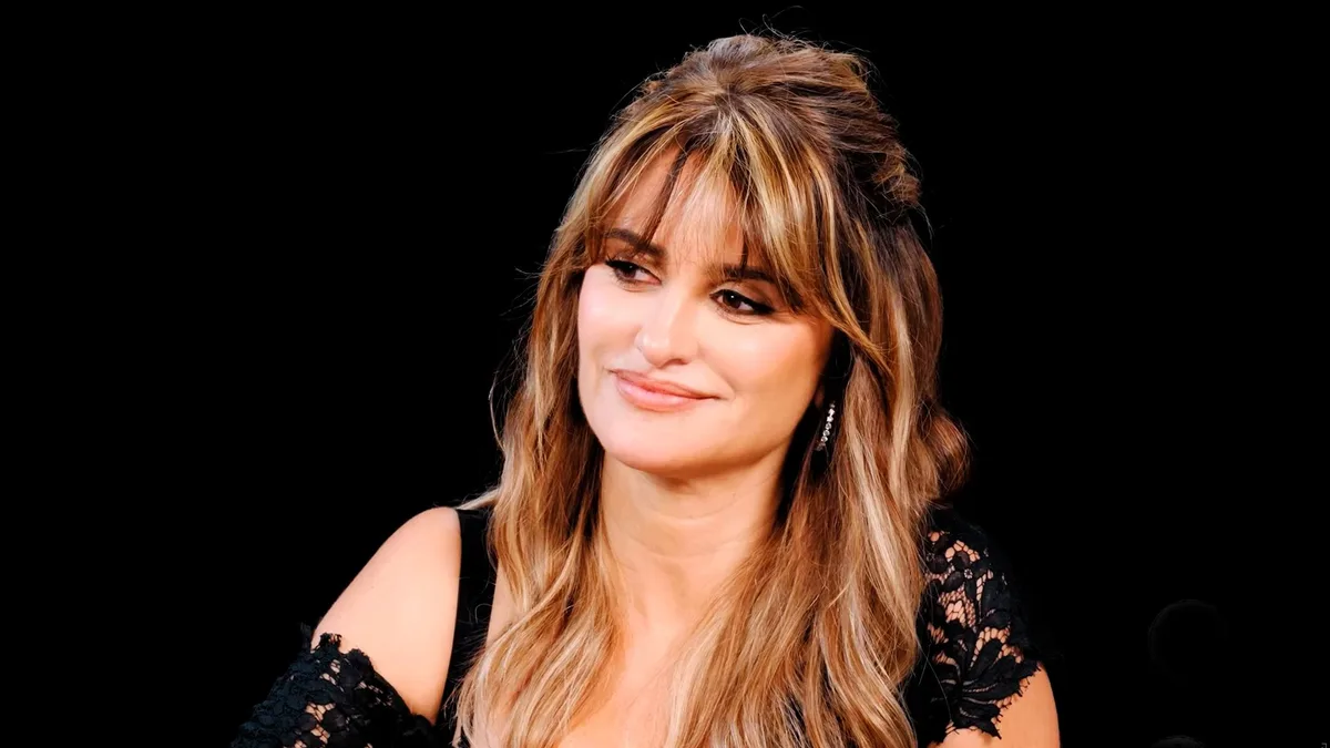 Penélope Cruz reaparece con el pelo corto, flequillo y las mechas cobrizas que son perfectas para melenas castañas en otoño