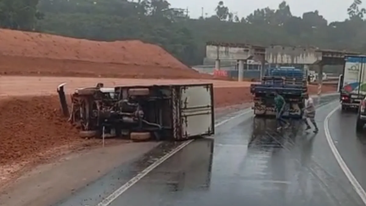 Motorista sai ileso após tombar caminhão na BR 101 em Anchieta