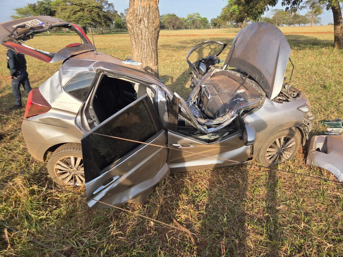 Carro com drogas parte ao meio após bater em árvore durante fuga da PRF