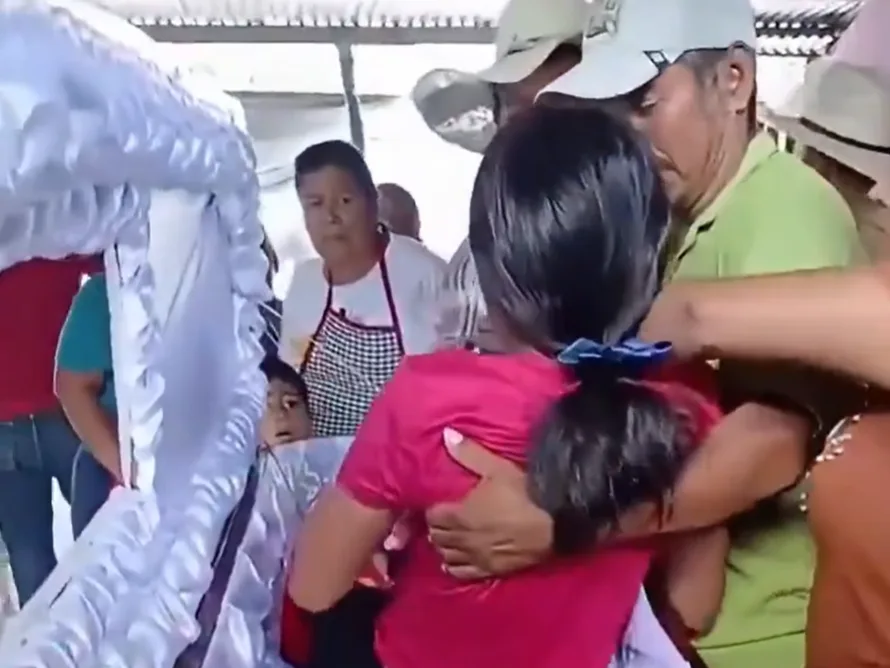 Vídeo: menina acorda no caixão durante seu velório após ser dada como morta na Guatemala