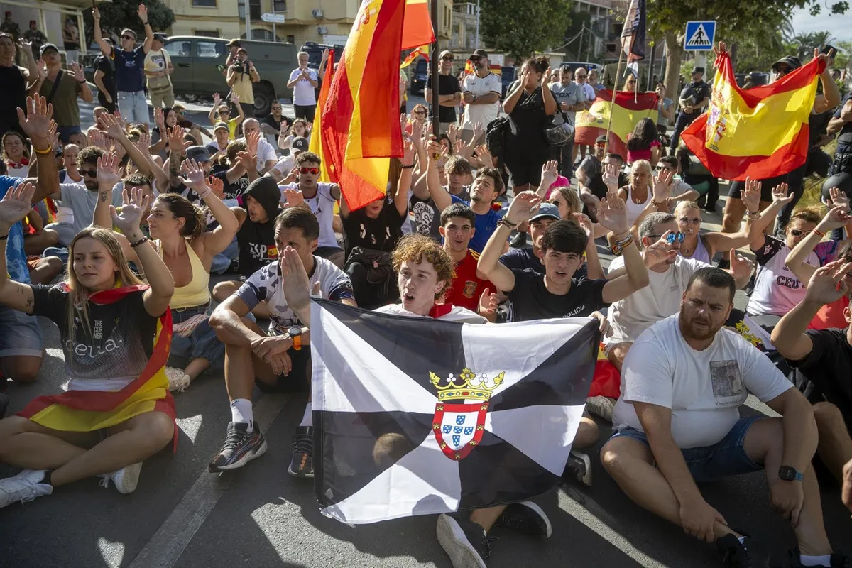 El PP y Vox se suben al carro de las movilizaciones por Ceuta para atacar a Pedro Sánchez, pero los organizadores se desmarcan: “Ni políticos ni banderas”