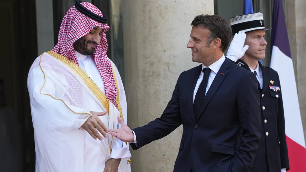 Visita de príncipe saudita à França gera críticas e expõe desafios no contexto da crise no Oriente Médio