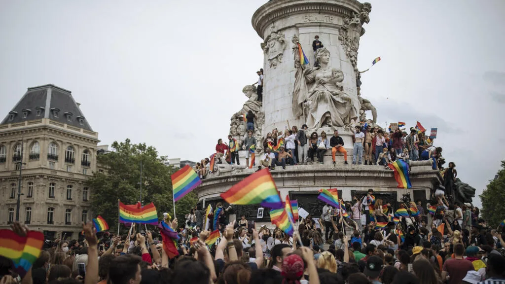 Cancelada por causa da onda de calor, Marcha do Orgulho LGBTQIA+ de Paris é remarcada para outubro