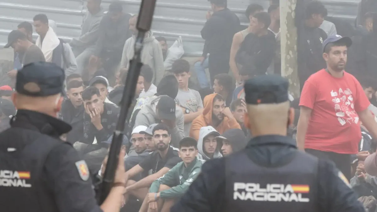Tres inmigrantes detenidos por agredir a las fuerzas del orden y cargas policiales en otra jornada de tensión en las calles de Ceuta