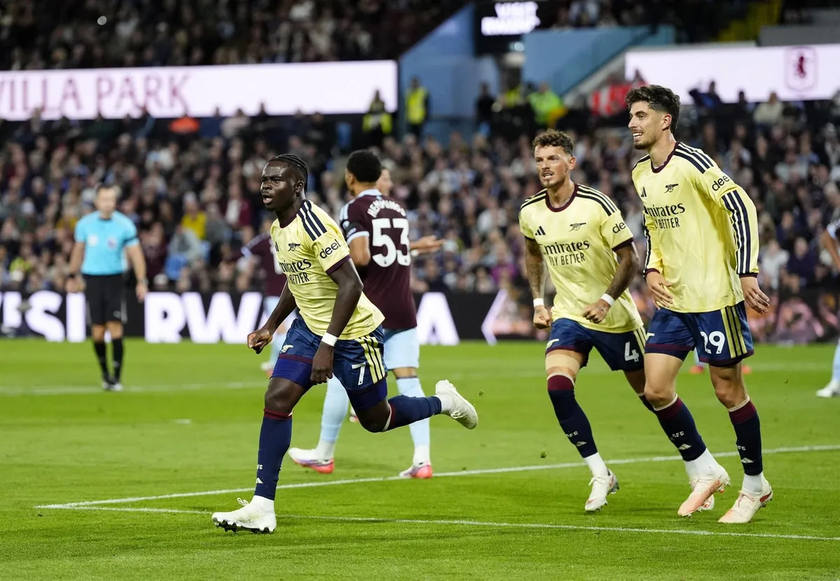 (Crónica) El Arsenal asalta Villa Park y sigue con paso firme