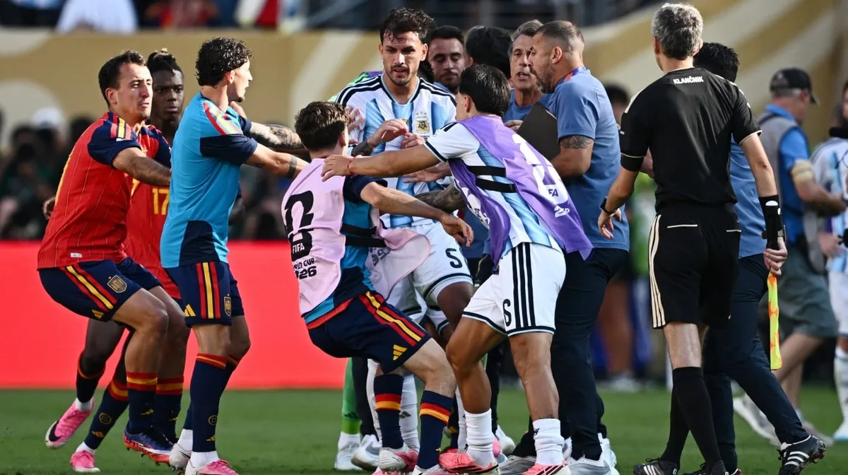 La FIFA autorizó que Paredes, Almada y Molina cumplan en amistosos las sanciones por los incidentes en la final del Mundial