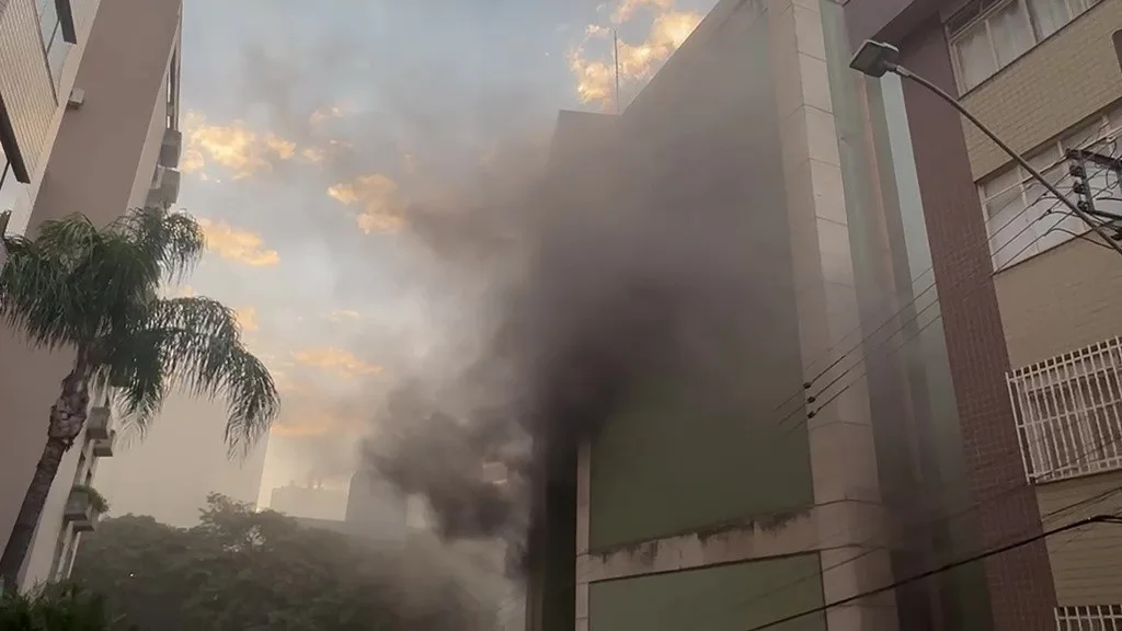 Incêndio atinge prédio abandonado na Avenida Prudente de Morais, em BH