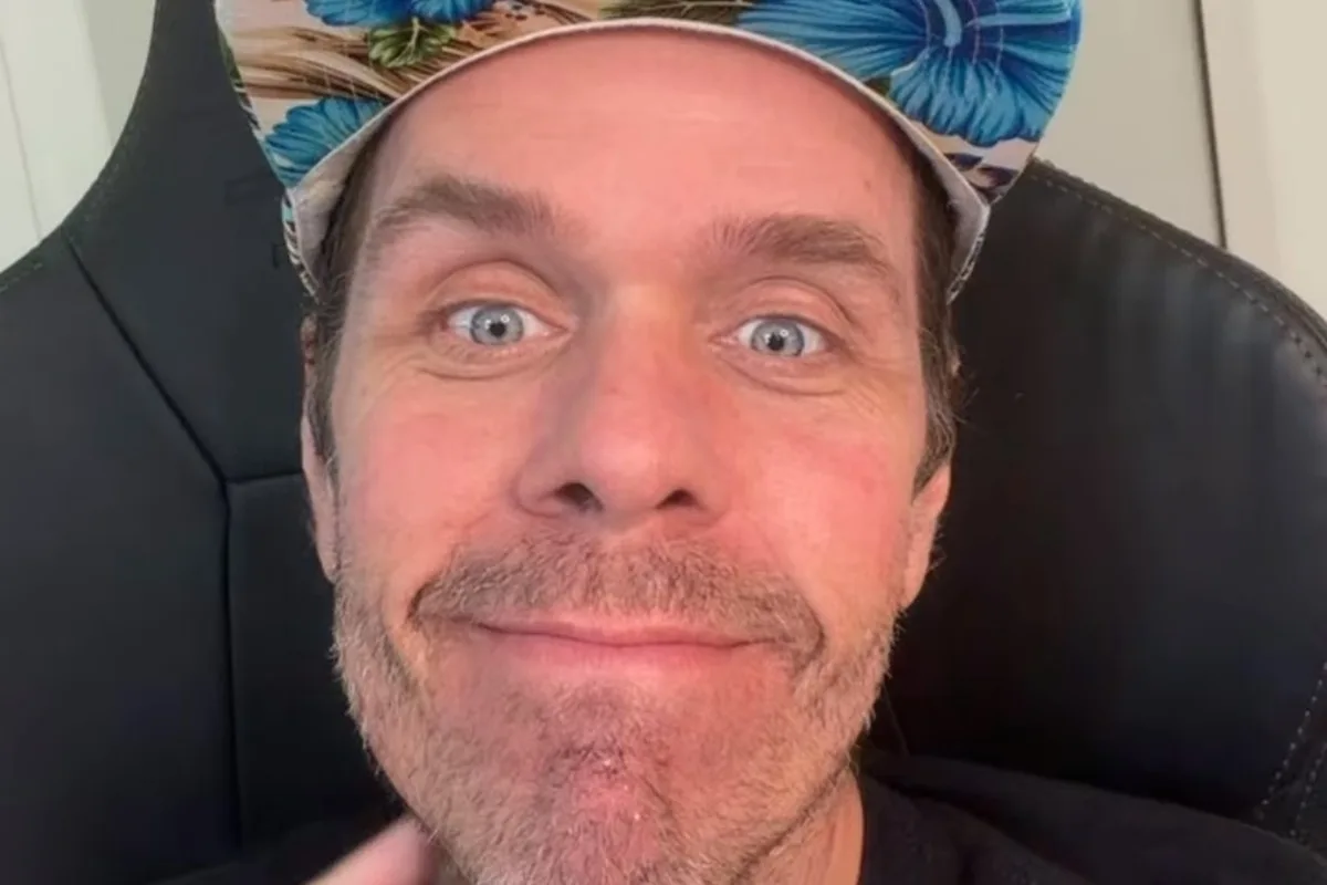 Perez Hilton pode perder guarda dos três filhos após automutilação