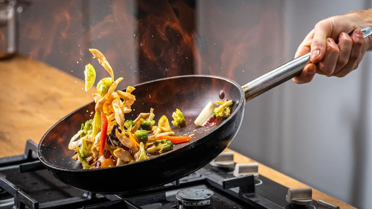 Edelstahl, Keramik & Co.: Warum eine beschichtete Pfanne beim Kochen unverzichtbar ist