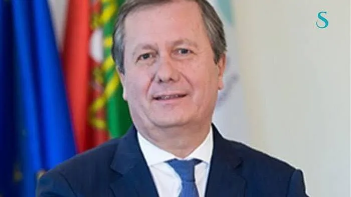 Presidente do Infarmed envolvido em alegado pedido de favorecimento no Hospital de Santa Maria. Nega ter feito cunha