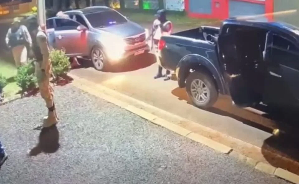 Vídeo! Fardados e armados, quadrilha finge ser da polícia e arranca cofre de casa de empresário no Paraguai