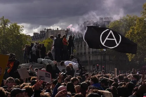 Policías lanzan gases lacrimógenos contra estudiantes atrincherados en Francia; jóvenes toman la Bastilla y las protestas siguen