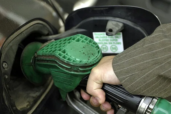 Governo mexe no ISP. Trava descida da gasolina para 5 cêntimos e mantém subida de 4 no gasóleo