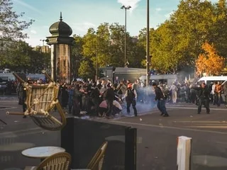 Mobilisation lycéenne : enquête de l’IGPN après la vidéo du policier donnant un coup de genou à un manifestant à Paris