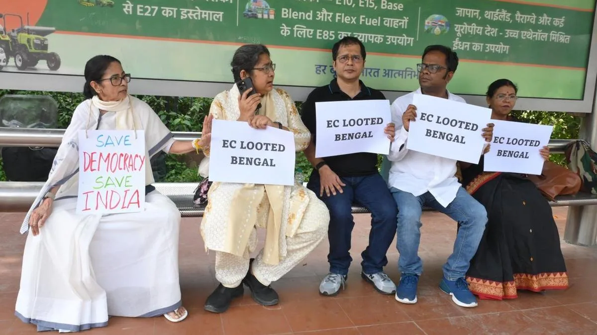 Delhi protest: Mamata Banerjee and other Trinamool Congress leaders detained from South Avenue bus stop