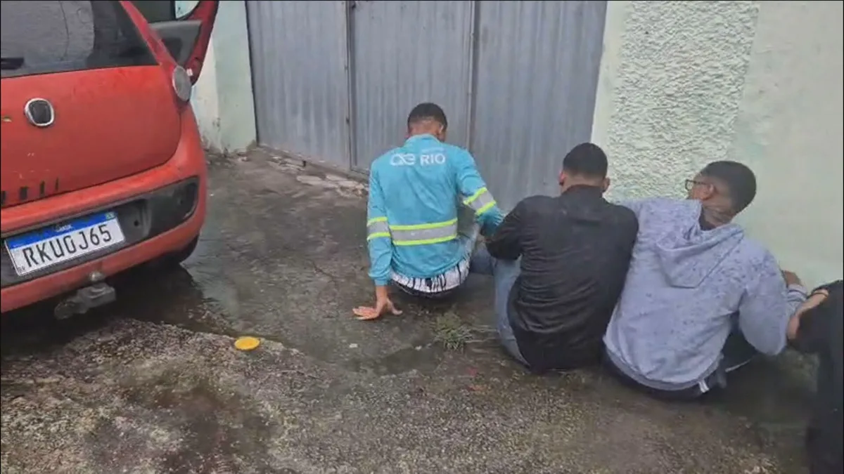 Grupo armado e com uniforme de concessionária de água é preso momentos antes de assaltar casa no Rio