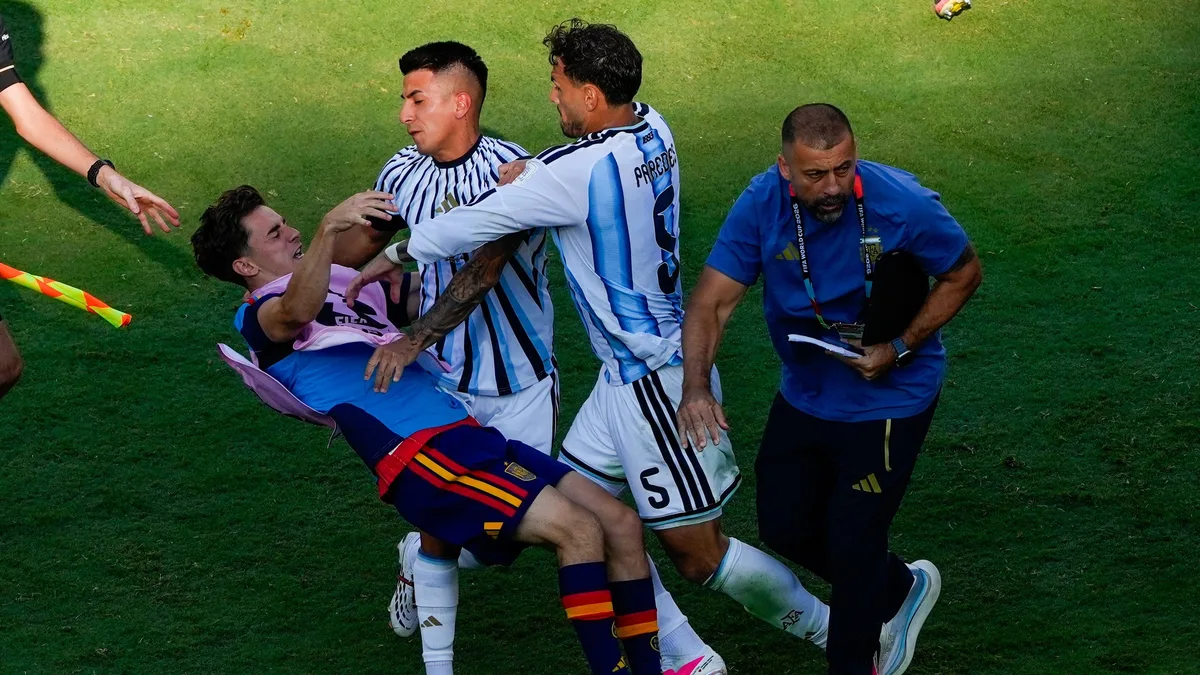 Paredes recibió una de las sanciones más severas en la historia de los Mundiales: el antecedente de Luis Suárez y cuándo volvería a jugar