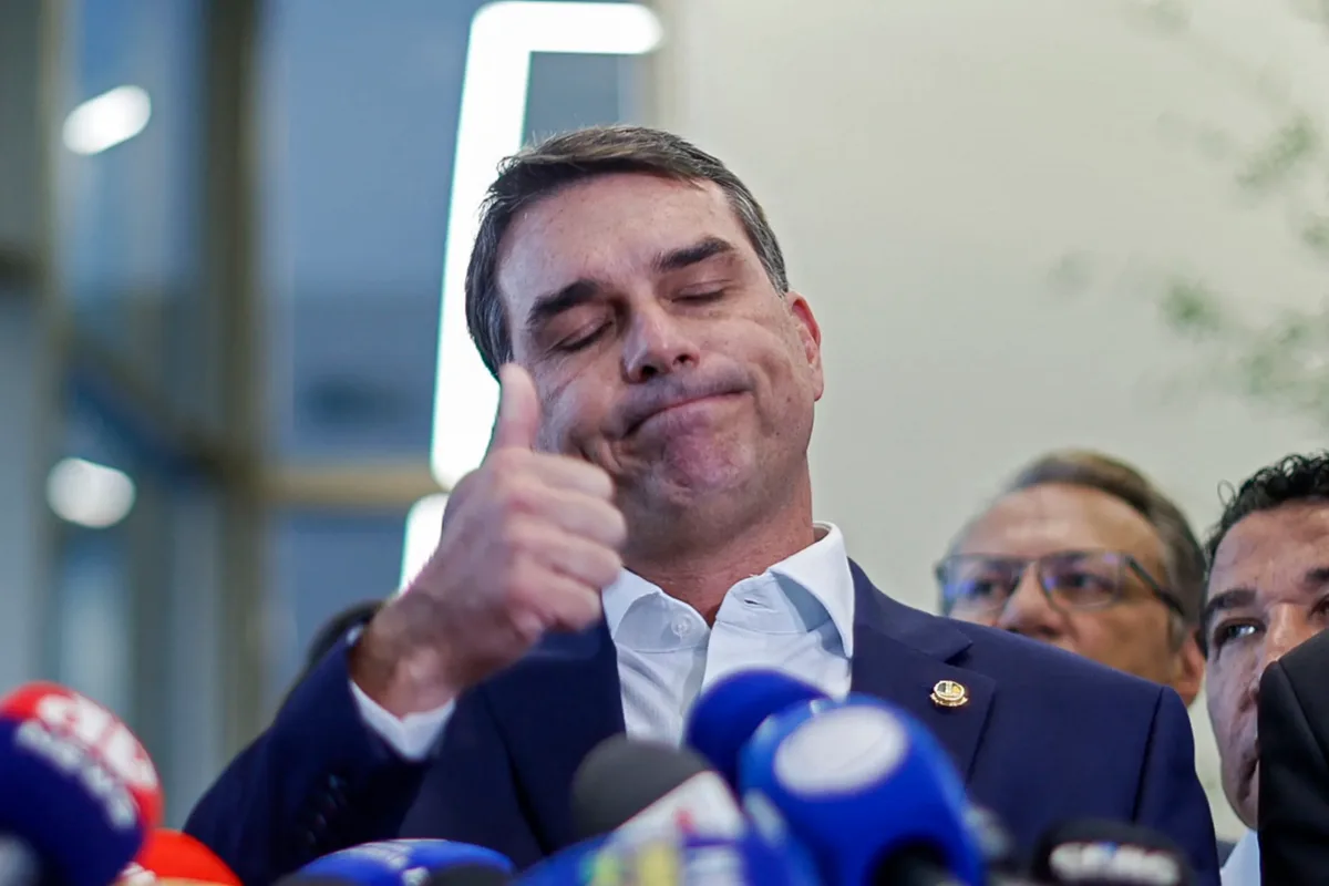 Flávio Bolsonaro enviou emenda a miliciano preso por morte de Marielle