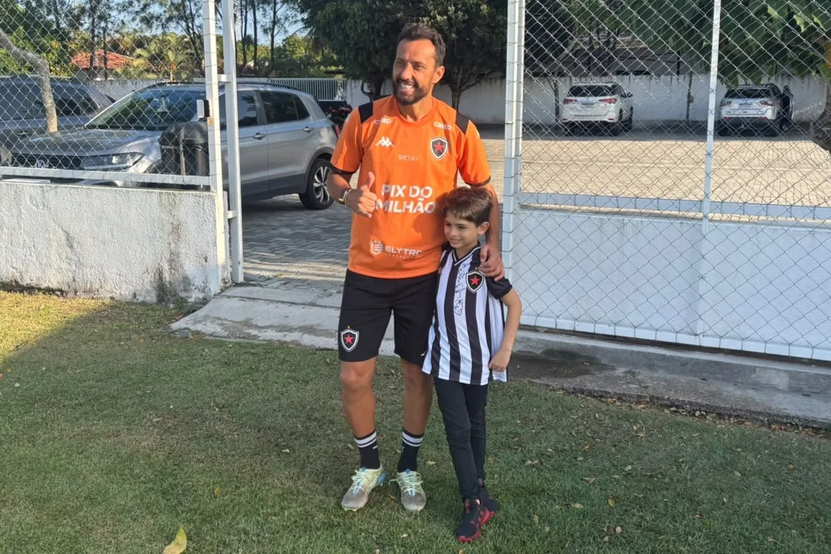 Nenê atende apelo na internet e realiza sonho de pequeno torcedor autista do Botafogo-PB