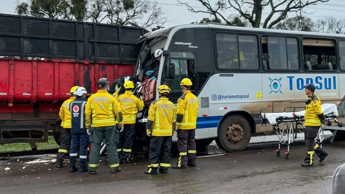 Ônibus com trabalhadores bate em caminhão estacionado e deixa 23 feridos em SC
