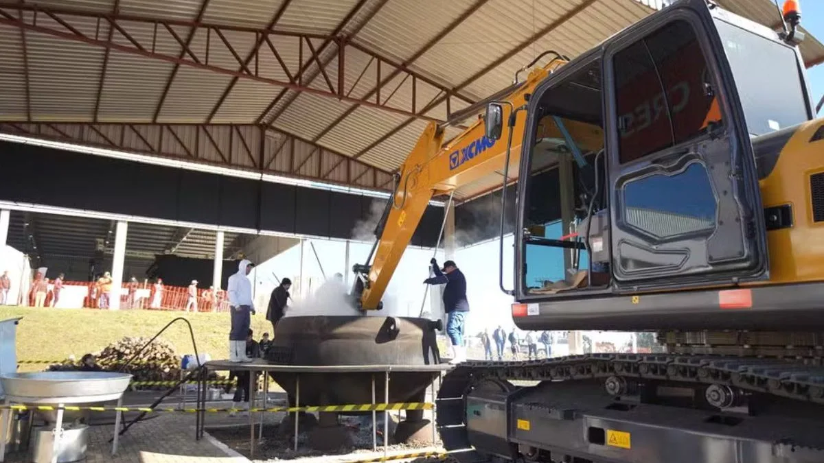 Maior feijoada do mundo é servida no Paraná em panela gigante com ajuda de escavadeira e caminhão-pipa