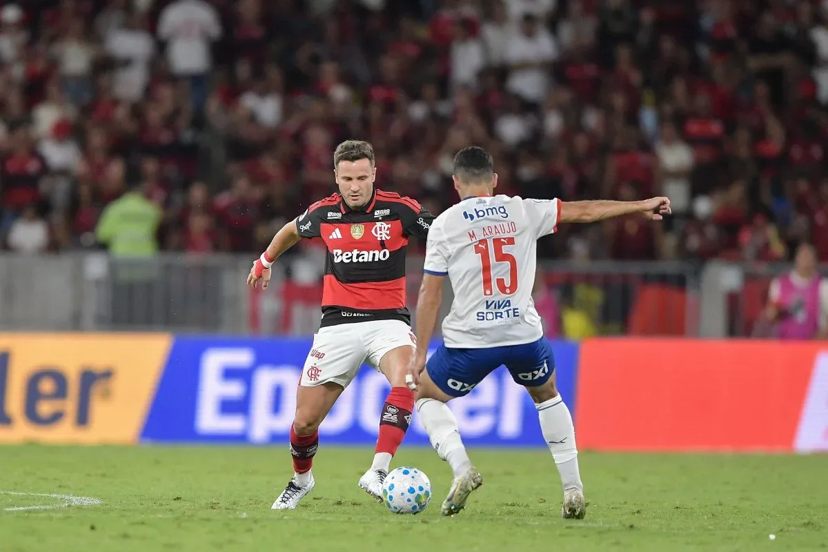 Saúl se irrita com falta de espaço no Flamengo e busca novo clube, diz jornal