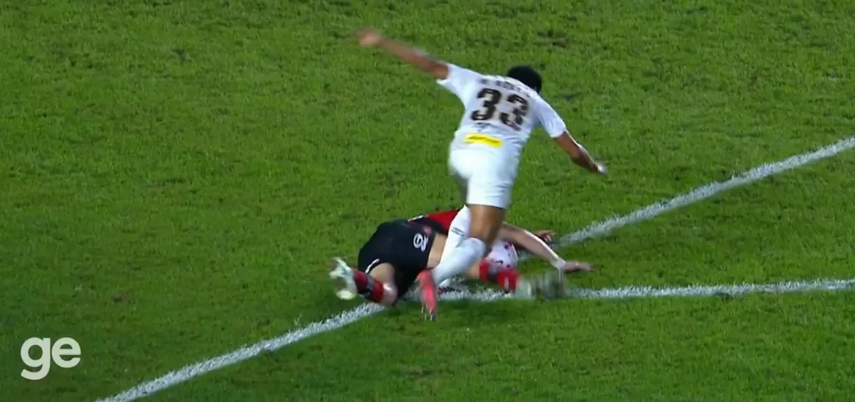 Pênalti para o Santos contra o Flamengo tem análise de quase dez minutos no VAR; veja vídeo