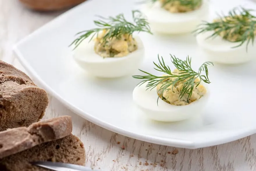 El secreto de los chefs más destacados para elevar los huevos rellenos: acidez y textura
