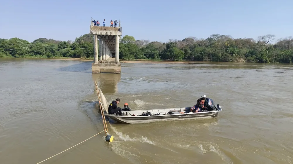 Corpo de caminhoneiro é encontrado após ponte desabar no Rio Taquari