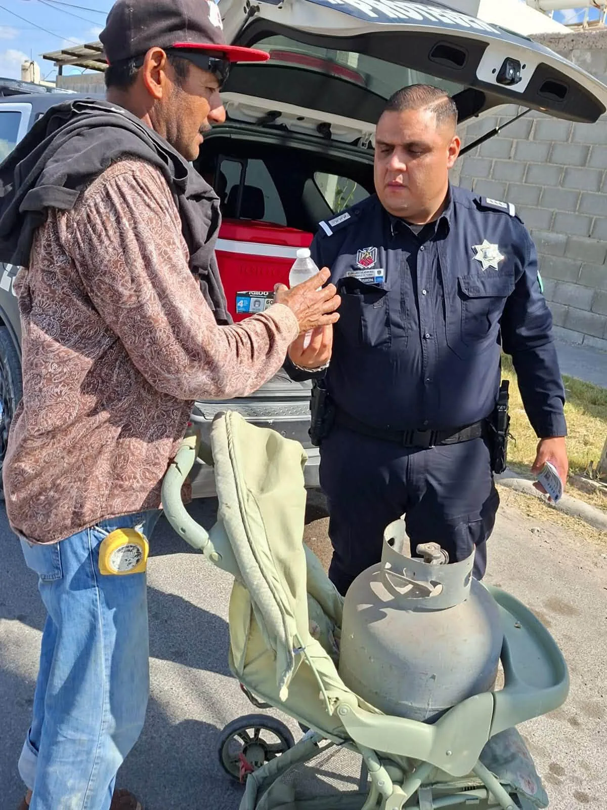 ‘Refrescan’ policías a transeúntes de Piedras Negras con reparto de agua en operativo ciudadano