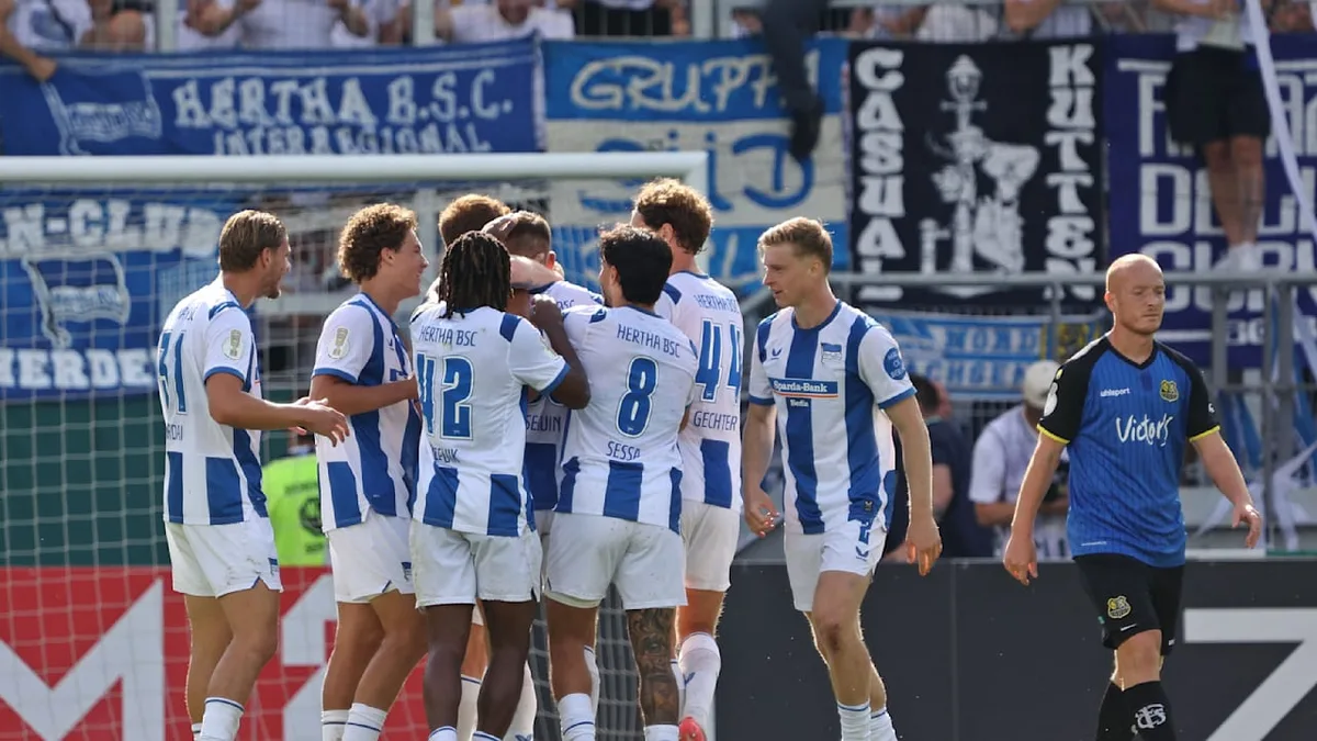 Im Elfmeterschießen - Hertha zittert sich in die nächste Pokalrunde
