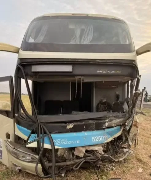 Motoristas morrem em batida entre carro de funerária e ônibus na Bahia