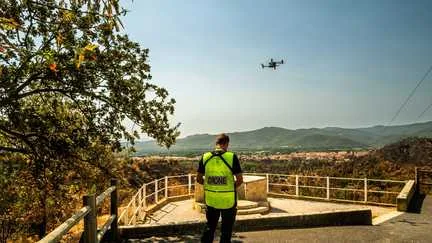 Modèles, avancées technologiques… Où en est la production française de drones capables de lutter contre les incendies ?