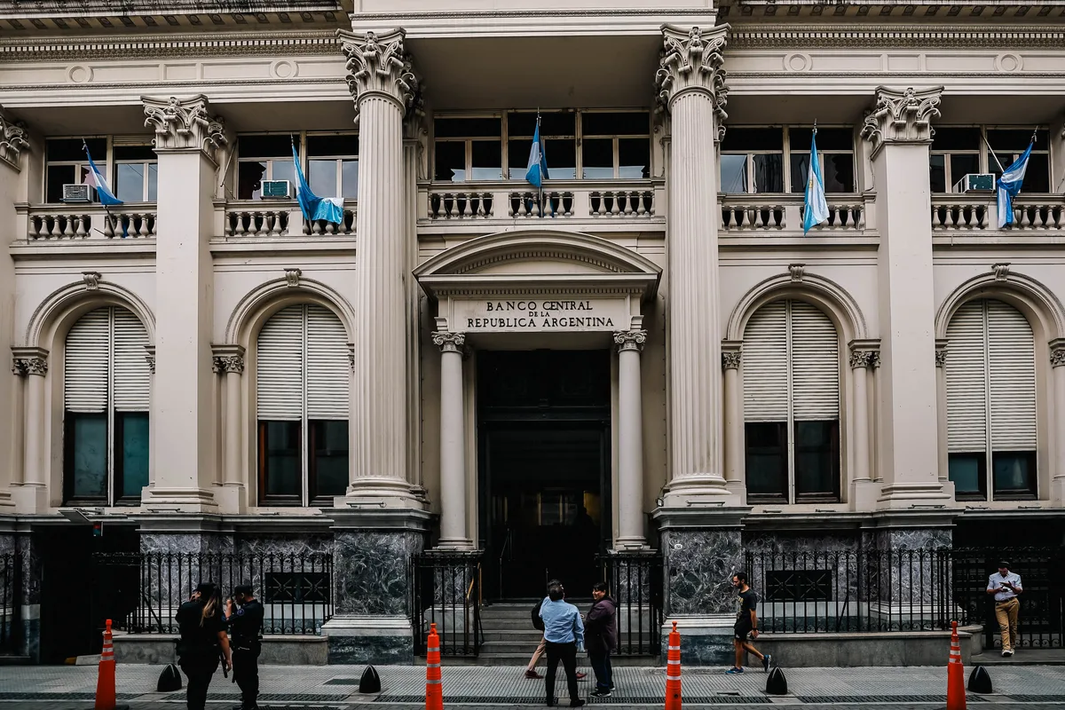El Banco Central compró otros USD 100 millones y busca fortalecer la “bazuca” de dólares para evitar tensiones en 2027