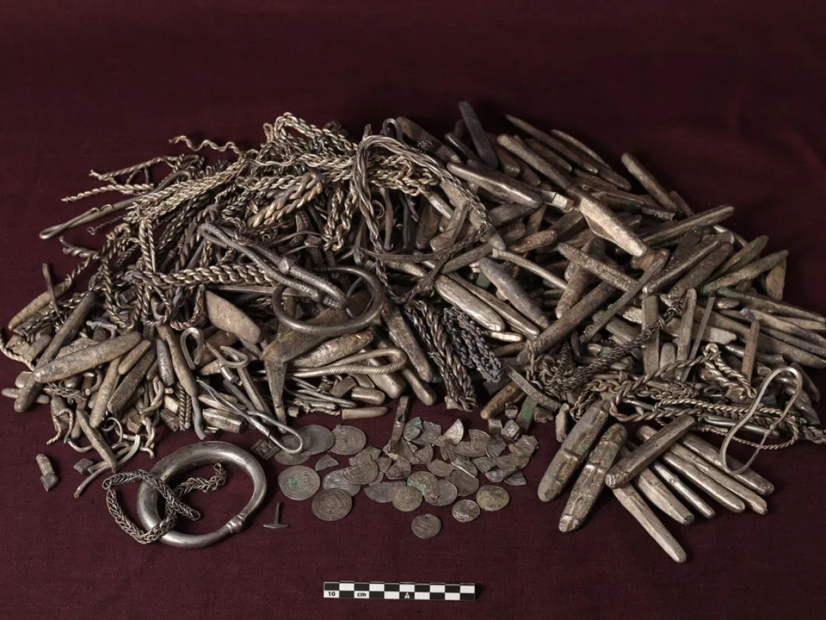 Découverte au fond d’un jardin du plus grand trésor viking en argent du Danemark