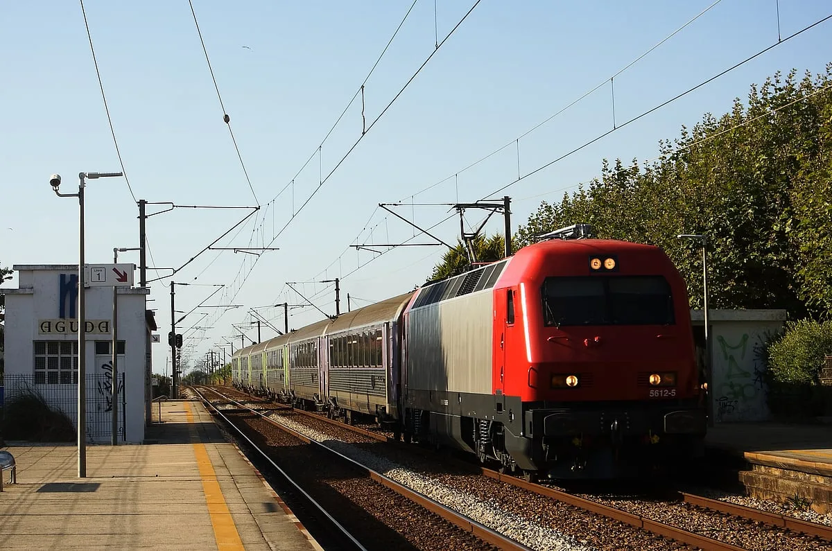 Um ferido grave em atropelamento ferroviário em Gaia que corta Linha do Norte