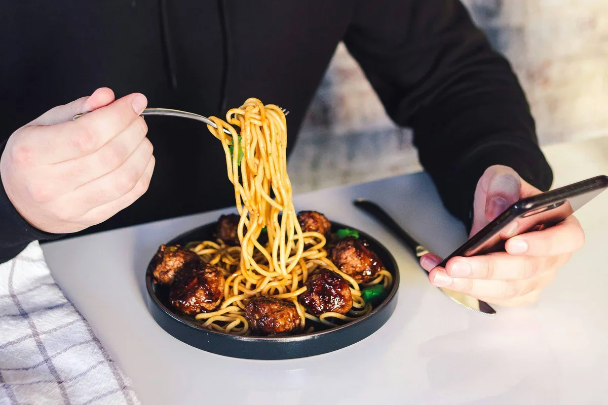 Distração à mesa aumenta o risco de comer em excesso, aponta estudo