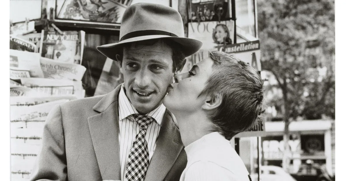 Des instants volés de Jeanne Moreau et Belmondo sur les tournages : les photos de Raymond Cauchetier, « l’œil » de la Nouvelle Vague, aux enchères