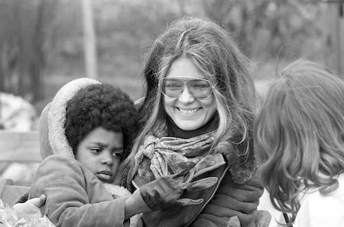 Gloria Steinem, ícono del feminismo y periodista, muere a los 92 años; la activista "abrió puertas a millones"