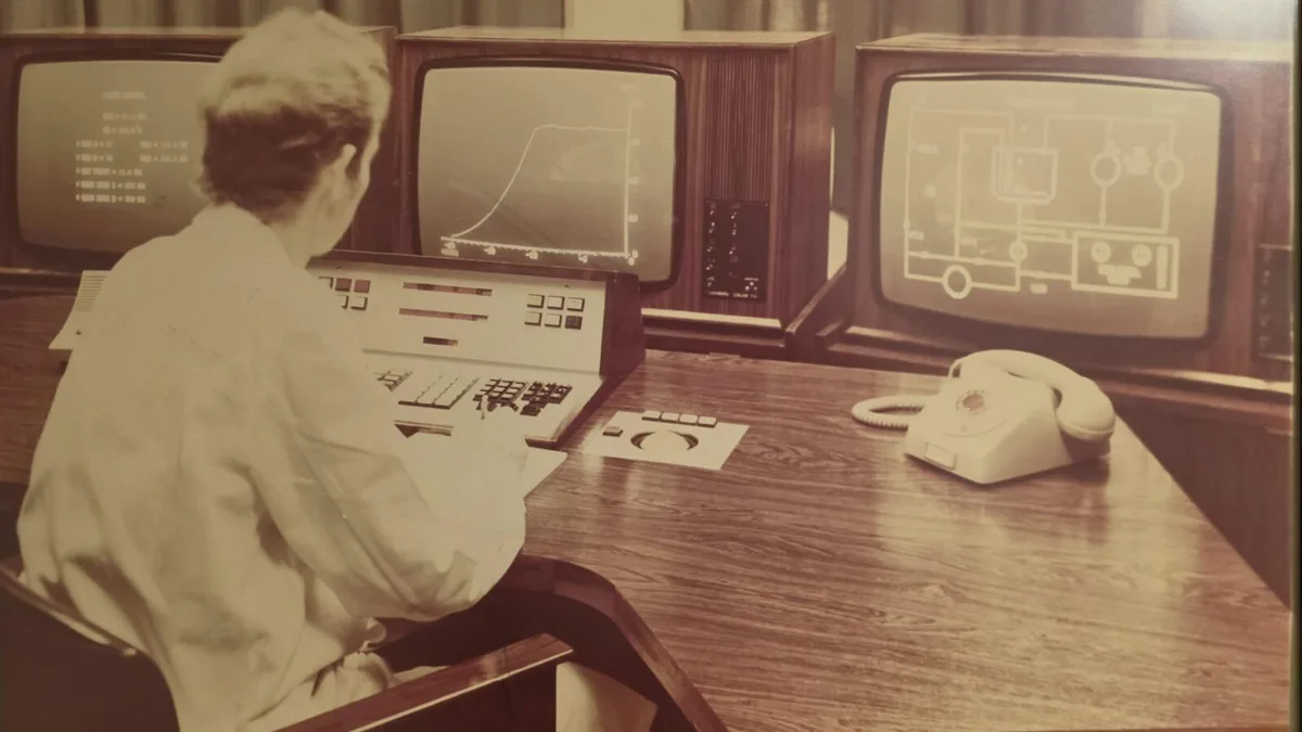 Usuário mostra setup de três monitores do seu avô nos anos 70 e viraliza entre jogadores de PC
