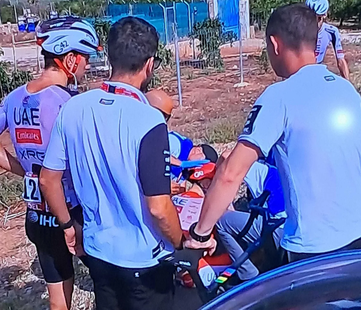 Pogacar abandona la Vuelta a España tras una caída de la que es evacuado en ambulancia