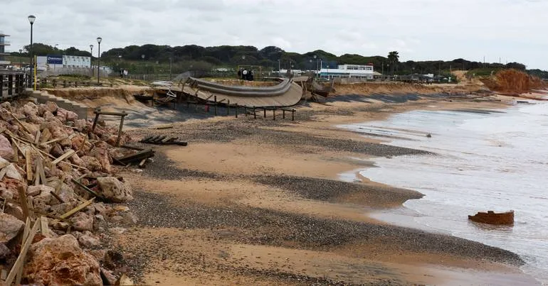 Apreendida lancha e 7.275 litros de gasolina em Quarteira
