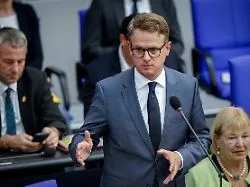 Gesundheitsminister im Bundestag: Fast wie früher - Linnemann muss Merz-Ankündigung einfangen